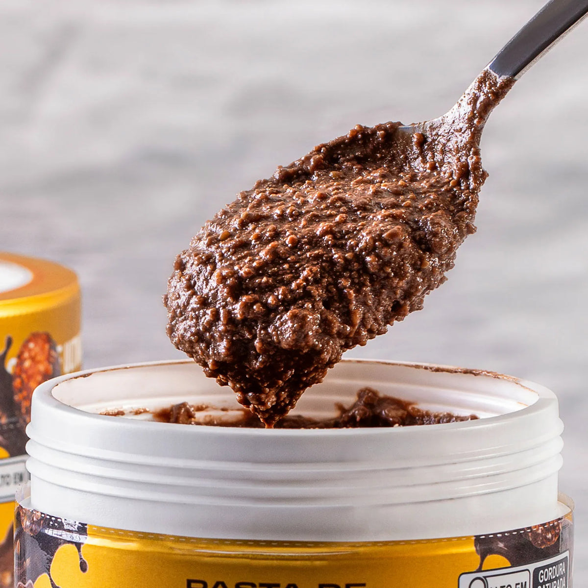 Dr. Peanut Bombom Italiano, detalle de la pasta sobre el envase abierto