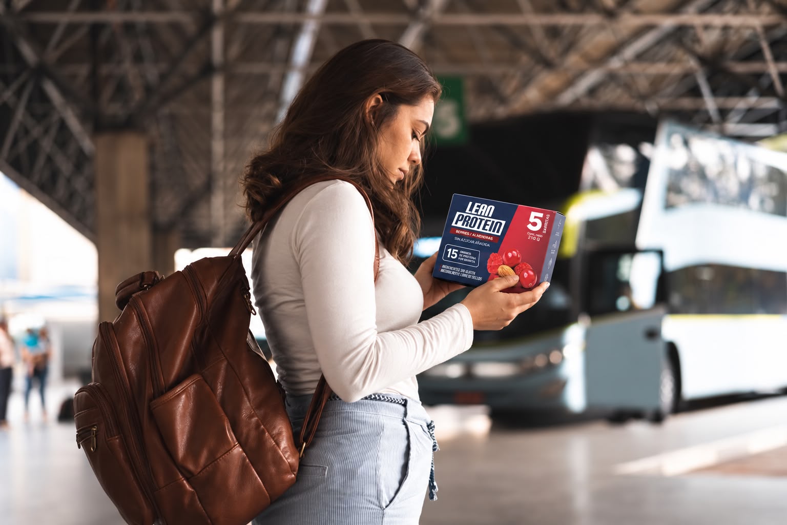 Viajera con una caja Lean Protein en un terminal