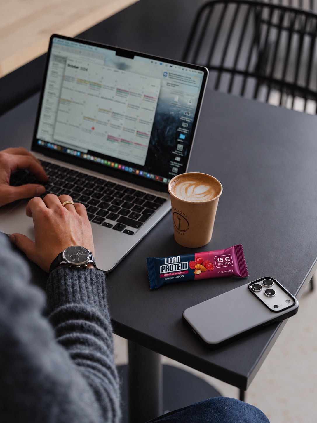 Barra Lean Protein Berries y Almendras junto a un computador y café