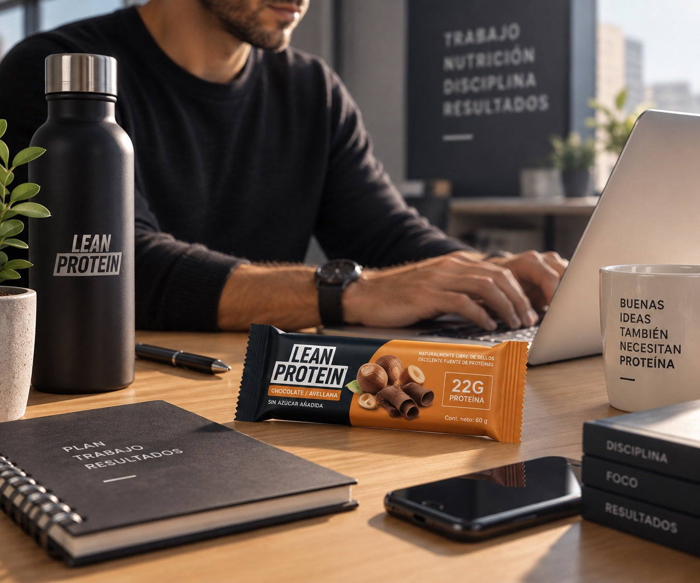 Barra Lean Protein Chocolate y Avellana en un escritorio de trabajo